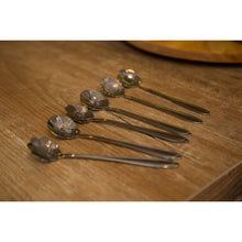 Charger l'image dans la galerie, Cuillères à dessert fleurs assorties argents - lot de 6