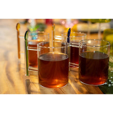 Charger l'image dans la galerie, Tasses à thé en verre avec cuillères multicolores - lot de 4