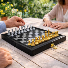 Charger l'image dans la galerie, Jeu de backgammon/jeu d'échec dans une mallette en simili cuir noir