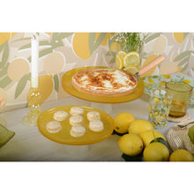 Charger l'image dans la galerie, Plat à gâteaux jaune sur pied blanc 21cm - citron