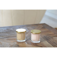 Charger l'image dans la galerie, Bougie rose avec couvercle doré parfum coco