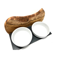 Charger l'image dans la galerie, Station d'alimentation MOUNTAIN 2x bol en porcelaine 0,9 litre bois d'olivier