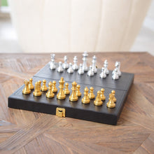 Charger l'image dans la galerie, Jeu de backgammon/jeu d'échec dans une mallette en simili cuir noir