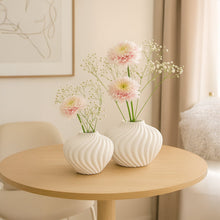 Charger l'image dans la galerie, Vase blanc rond chantilly en polyrésine 34.5x34.5x25.5cm