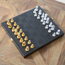 Charger l'image dans la galerie, Jeu de backgammon/jeu d'échec dans une mallette en simili cuir noir