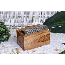 Charger l'image dans la galerie, Petite râpe à parmesan / fromage en bois d'olivier