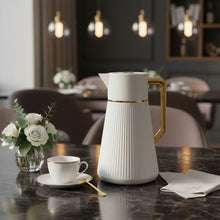 Charger l'image dans la galerie, Cafetière blanche avec anse dorée 1l