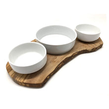 Charger l'image dans la galerie, Station d'alimentation RUSTY TRIO pour nourriture humide, nourriture sèche et eau avec 2 bols en porcelaine de 0,4 L et 1 x 0,9 L en bois d'olivier