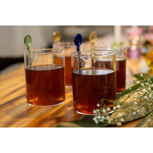 Charger l'image dans la galerie, Tasses à thé en verre avec cuillères multicolores - lot de 4