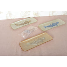 Charger l'image dans la galerie, Plat rectangulaire caramel avec poisson argent 31.7x12.7cm

