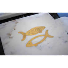 Charger l'image dans la galerie, Plateau à fromage en marbre poisson doré 15.5x22x1.5cm
