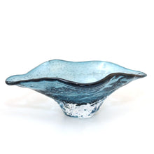 Charger l'image dans la galerie, Coupe décorative en verre bleue 33x18x10.5cm
