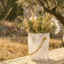 Charger l'image dans la galerie, Vase sac en verre blanc transparent avec anse dorée 20x12x24cm

