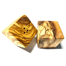Charger l'image dans la galerie, Set de 2 salières et poivrières CUBE en bois d'olivier
