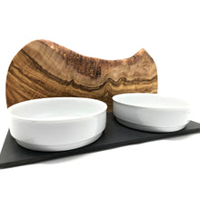 Charger l'image dans la galerie, Station d'alimentation MOUNTAIN 2x bol en porcelaine 0,9 litre bois d'olivier
