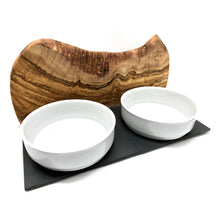Charger l'image dans la galerie, Station d'alimentation MOUNTAIN 2x bol en porcelaine 0,9 litre bois d'olivier
