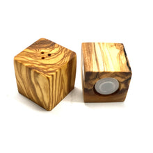 Charger l'image dans la galerie, Set de 2 salières et poivrières CUBE en bois d'olivier
