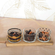 Charger l'image dans la galerie, Set apéritif de 3 verres avec plateau en bois 29.5x8x6.1cm
