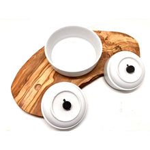 Charger l'image dans la galerie, Station d'alimentation RUSTY TRIO pour nourriture humide, nourriture sèche et eau avec 2 bols en porcelaine de 0,4 L et 1 x 0,9 L en bois d'olivier

