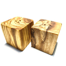 Charger l'image dans la galerie, Set de 2 salières et poivrières CUBE en bois d'olivier
