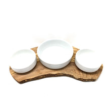 Charger l'image dans la galerie, Station d'alimentation RUSTY TRIO pour nourriture humide, nourriture sèche et eau avec 2 bols en porcelaine de 0,4 L et 1 x 0,9 L en bois d'olivier
